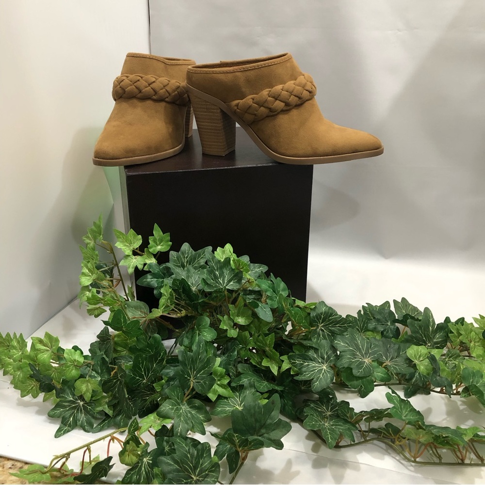 Universal Thread Avis heeled booties | Size 7.5 | Faux suede |Cognac color